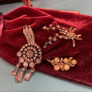 Set of three vintage brooches, as is